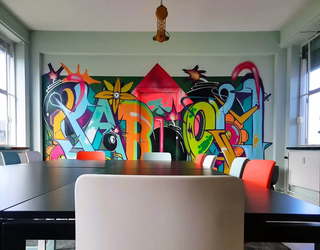 Overzichtsfoto van tafels, stoelen en graffiti muur